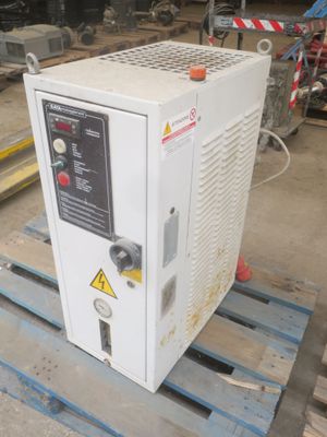 une machine posée sur une palette dans un entrepôt