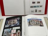 un livre ouvert avec des timbres, posé sur une table