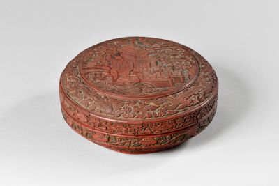 une vieille boîte rouge avec un motif sur le couvercle