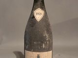 une bouteille de vin posée sur une table
