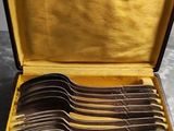 beaucoup d'argenterie dans un coffret sur une table
