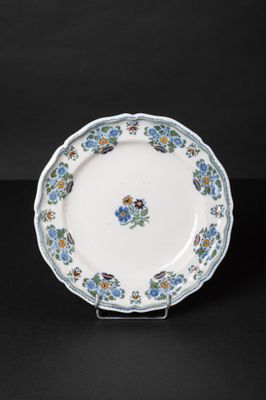 a close up of a blue and white plate with flowers on it