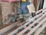 une image d'une machine qui travaille sur un morceau de bois