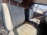 une photo d'une voiture avec une ceinture de sécurité à l'arrière