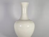 un vase blanc posé sur une table
