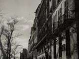 une photo en noir et blanc d'une personne marchant dans la rue