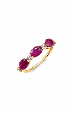 une bague à trois pierres, composée d'un rubis et de diamants