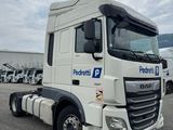 un camion blanc garé dans un parking