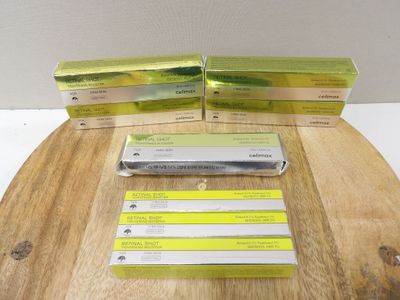 trois paquets de cigarettes posés sur une table en bois