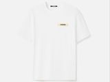 un t-shirt blanc avec un écusson doré sur la poitrine
