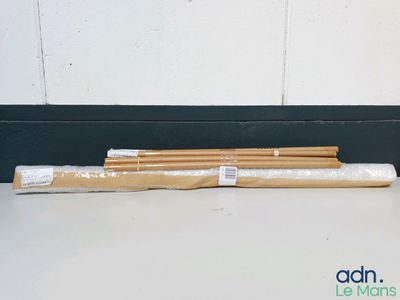 une pile de pailles posée sur une table à côté d'un rouleau de papier