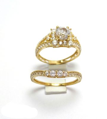 deux bagues en or serties de diamants sur fond blanc