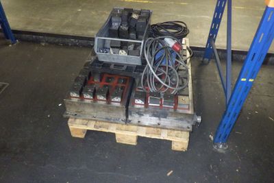 une photo d'une palette sur laquelle sont posés plusieurs équipements électriques