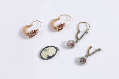 trois paires de boucles d'oreilles et une broche, une broche, une broche, une broche, une broche, une broche, une broche, une broche, une broche