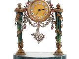 une horloge posée sur une table
