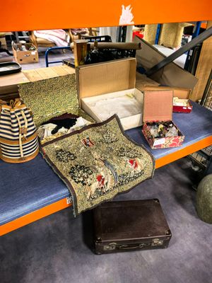beaucoup d'objets posés sur le sol