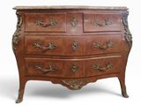 une commode en bois avec un plateau en marbre