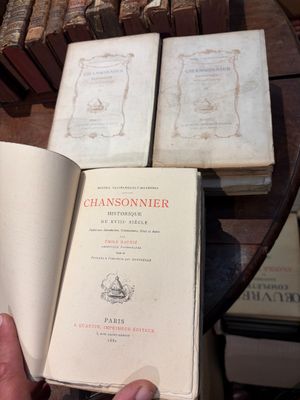 une personne tenant un livre ouvert sur une table