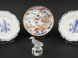 trois assiettes ornées de motifs bleus et blancs sur un fond noir