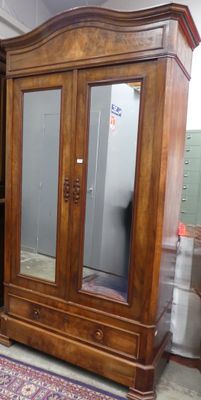 une grande armoire en bois surmontée d'un miroir