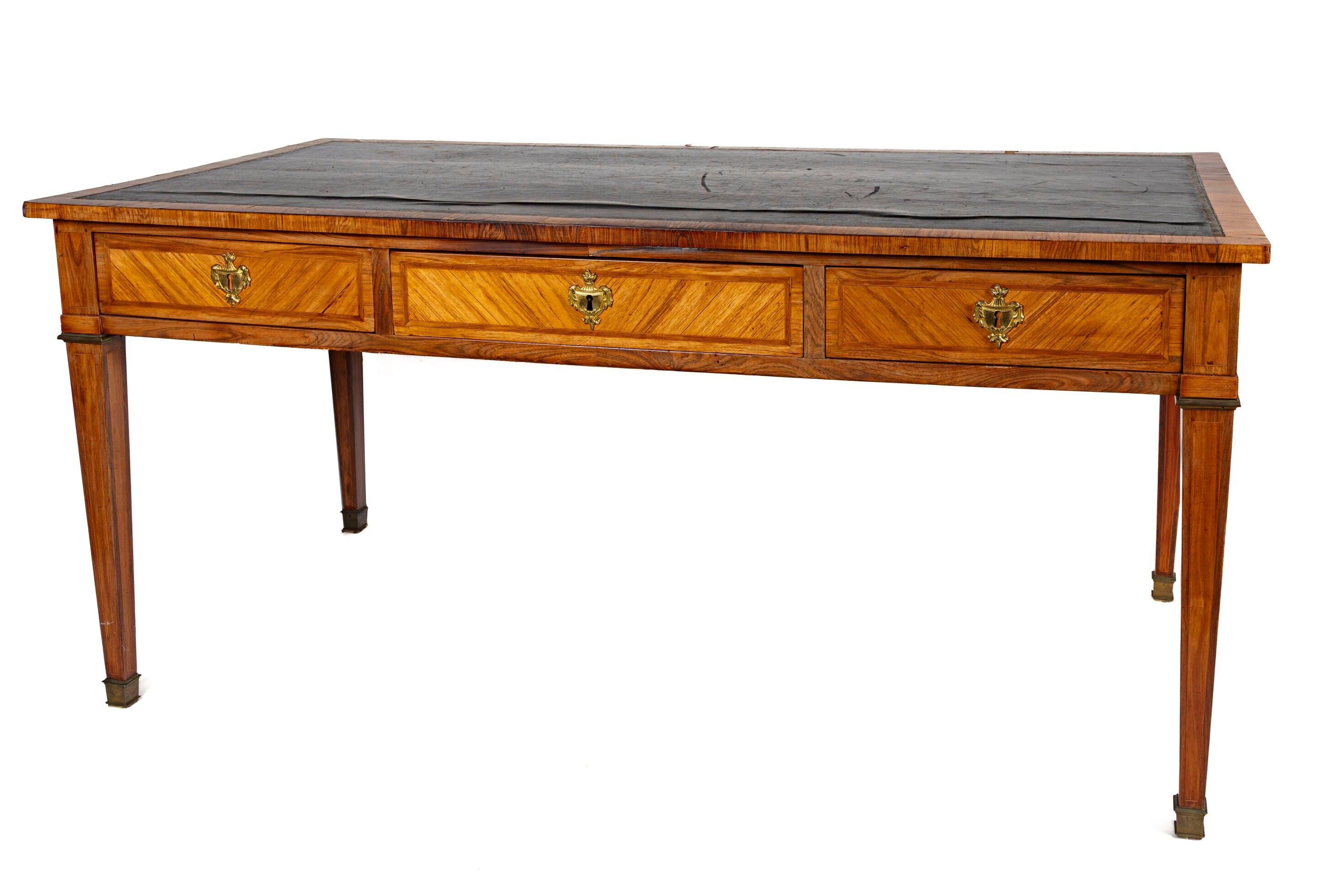 Bureau plat en bois de placage, ornementation en laiton doré…