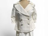 une photo d'une robe et d'une veste blanches sur un mannequin