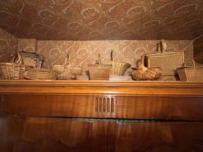 une armoire en bois surmontée de paniers