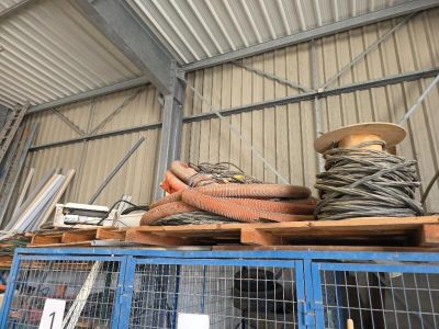 un tas de câbles posé sur une palette dans un entrepôt