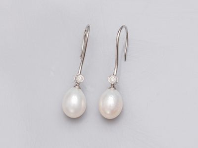 Paire de boucles d'oreilles en or gris 750°/°° (18K), sertie…