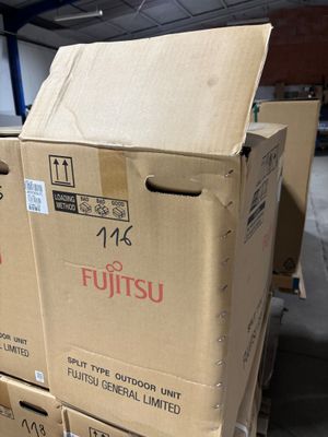 de nombreux cartons empilés les uns sur les autres dans un entrepôt