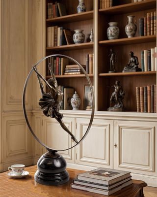 La Danseuse au cerceau. Grand bronze style art déco, fonte d…