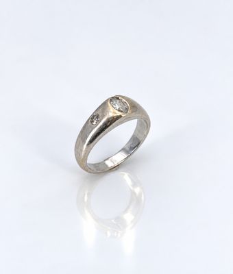 gros plan d'une bague en argent sur une surface blanche