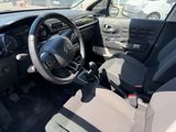 l'intérieur d'une petite voiture avec un volant et un tableau de bord