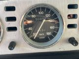 un gros plan du tableau de bord d'une voiture, avec ses jauges et son compteur de vitesse