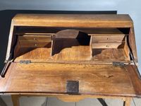Bureau de pente en noyer à décor marqueté d'une étoile, ouvr… (photo 2)