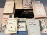beaucoup de vieux livres posés ensemble sur une table