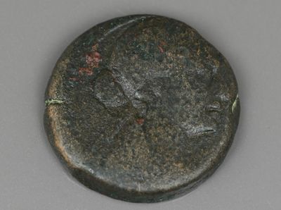 une vieille pièce de monnaie qui a été nettoyée et qui repose sur une table