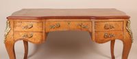 Bureau plat de forme galbée, en bois de placage marqueté en … (photo 2)