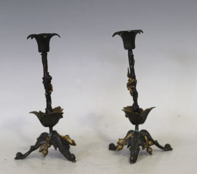 paire de bougeoirs anciens en laiton ornés de fleurs et de feuilles