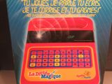 une boîte contenant une calculatrice, posée sur une table