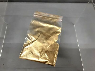 un sac d'or exposé dans une vitrine