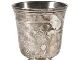 une coupe en argent posée sur une table
