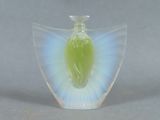 un vase en verre contenant une feuille verte