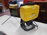 un pulvérisateur jaune posé sur une table dans une pièce