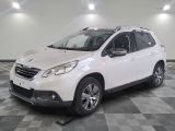 la voiture blanche est garée sur un sol en damier dans le garage