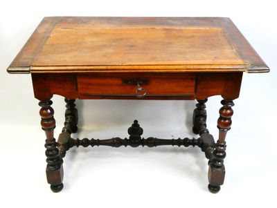 une petite table en bois surmontée d'un tiroir