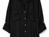 une chemise noire pour femme avec des boutons sur la poitrine