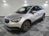 la voiture argentée est garée sur un sol en damier dans le garage