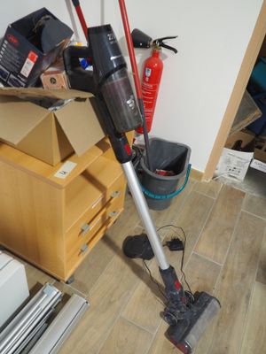 un aspirateur posé sur le sol à côté d'une boîte