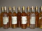 six bouteilles de vin sont alignées sur une table